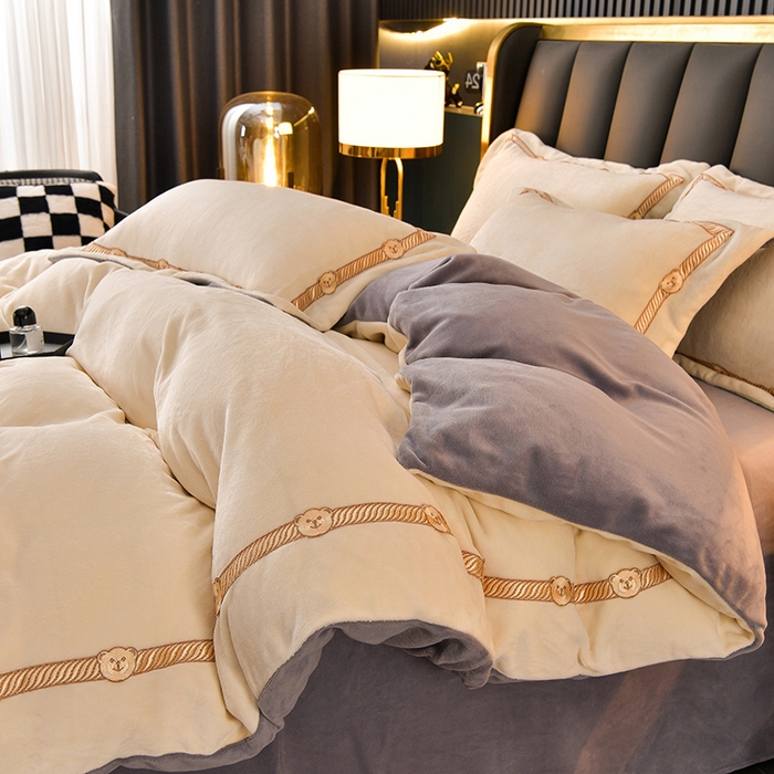 91家纺网 家纺一手货源 找家纺 云家 （包含买家秀）2023新款高克重牛奶绒纯色双拼刺绣四件套珊瑚绒 凯迪系列 凯迪-奶昔白+高级灰