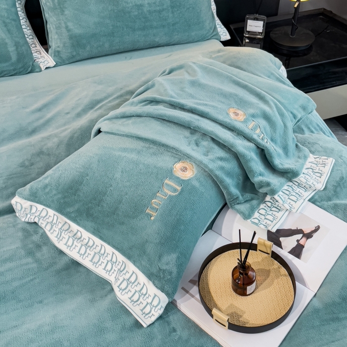 91家纺网 家纺一手货源 找家纺 露梦家纺 2025新款高克重牛奶绒刺绣四件套-简素（风格二） 简素-松石绿