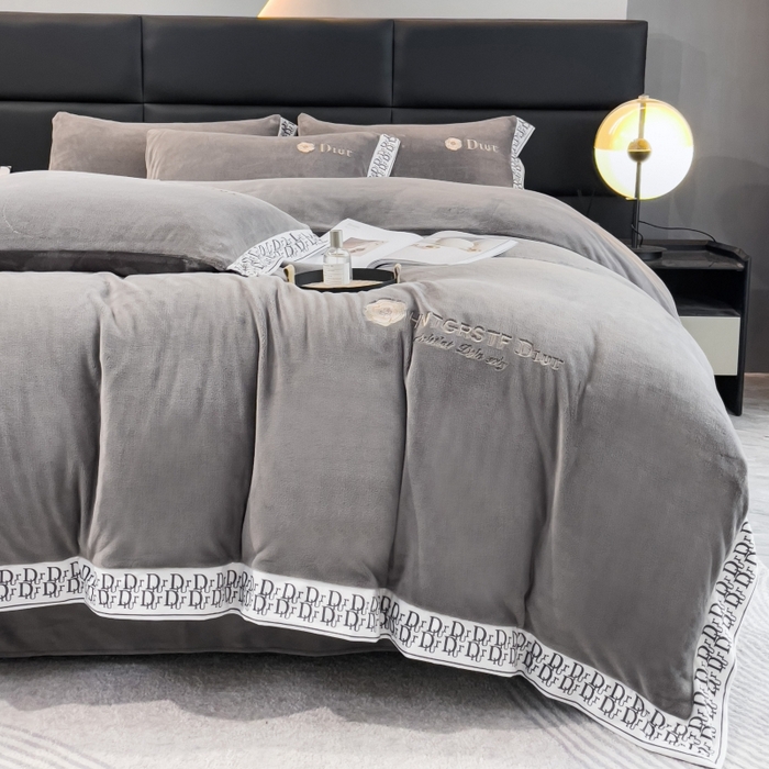 91家纺网 家纺一手货源 找家纺 露梦家纺 2025新款高克重牛奶绒刺绣四件套-简素（风格二） 简素-高级灰