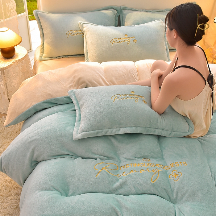 91家纺网 家纺一手货源 找家纺 简爱家纺2025新款保暖MISS款法莱绒刺绣四件套松石蓝奶白