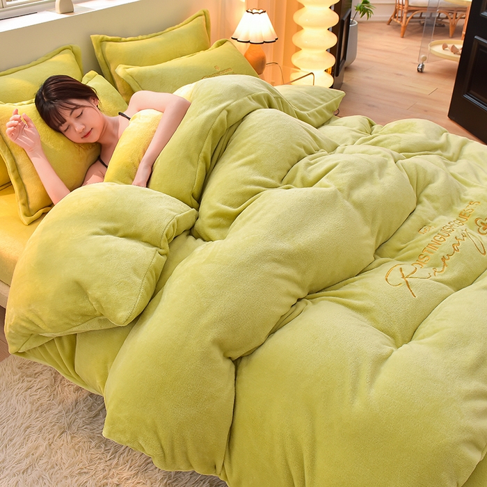 91家纺网 家纺一手货源 找家纺 简爱家纺2025新款保暖MISS款法莱绒刺绣四件套抹茶绿