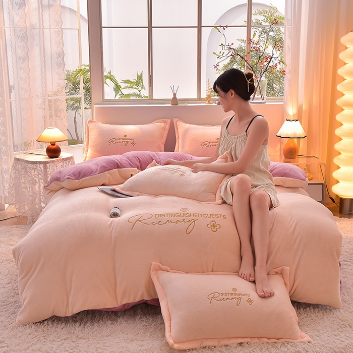 91家纺网 家纺一手货源 找家纺 简爱家纺2025新款保暖MISS款法莱绒刺绣四件套奶油黄魅紫