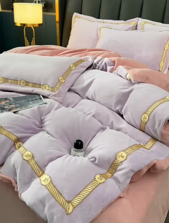 91家纺网 家纺一手货源 找家纺 （包含买家秀）2023新款高克重牛奶绒纯色双拼刺绣四件套珊瑚绒 凯迪系列 凯迪-香芋紫+蜜粉