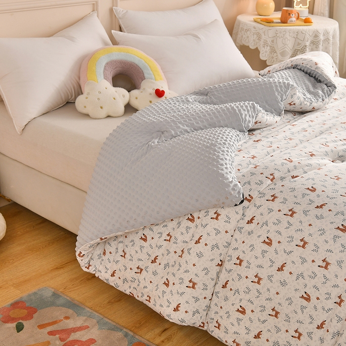 91家纺网 家纺一手货源 找家纺 牛魔王家居 2023新款A类针织棉豆豆被子抗菌纤维被芯冬被 狸狸原上草