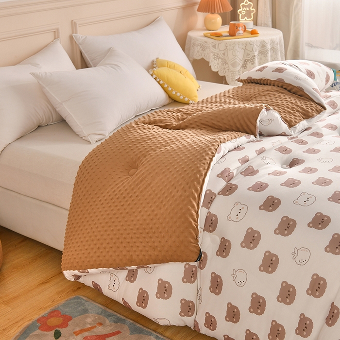 91家纺网 家纺一手货源 找家纺 牛魔王家居 2023新款A类针织棉豆豆被子抗菌纤维被芯冬被 饼干熊