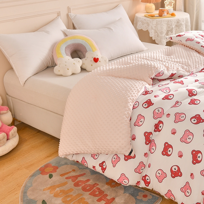 91家纺网 家纺一手货源 找家纺 牛魔王家居 2023新款A类针织棉豆豆被子抗菌纤维被芯冬被 草莓小熊