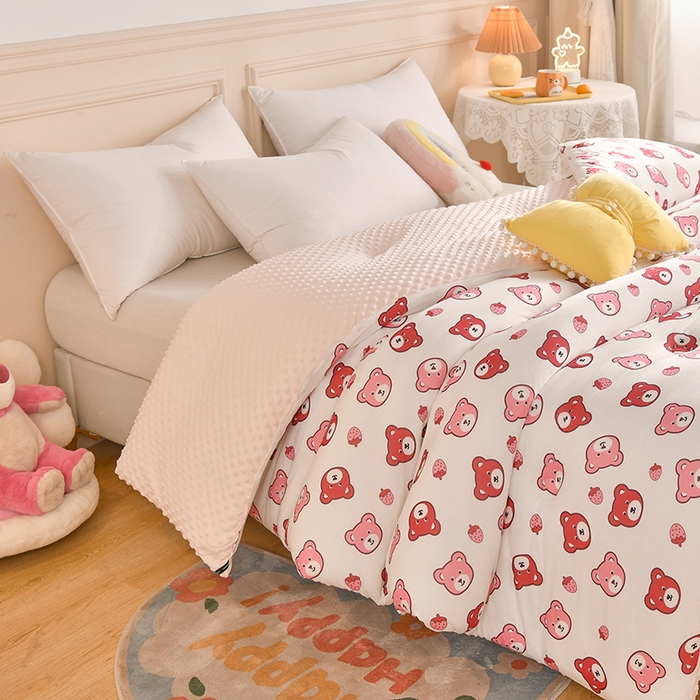 91家纺网 家纺一手货源 找家纺 牛魔王家居 2023新款A类针织棉豆豆被子抗菌纤维被芯冬被 草莓小熊