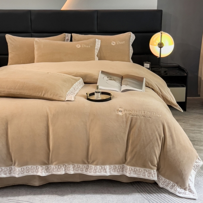 91家纺网 家纺一手货源 找家纺 露梦家纺 2025新款高克重牛奶绒刺绣四件套-简素（风格二） 简素-奶咖色