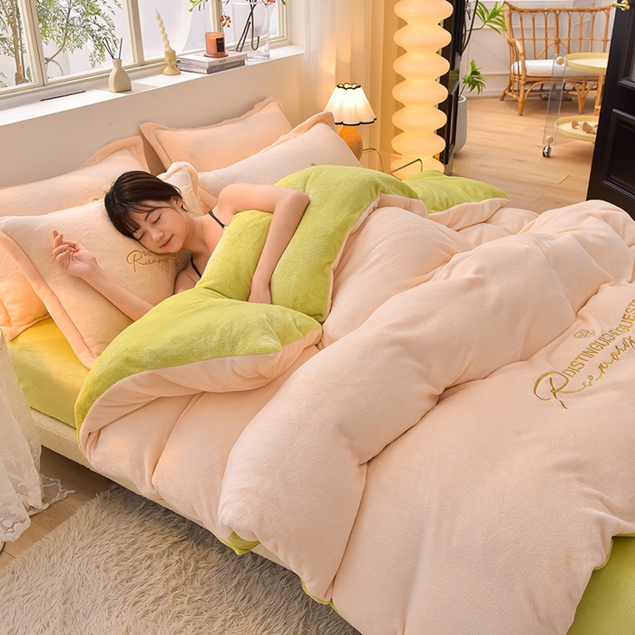 91家纺网 家纺一手货源 找家纺 简爱家纺2025新款保暖MISS款法莱绒刺绣四件套奶白抹茶绿