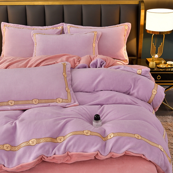 91家纺网 家纺一手货源 找家纺 （包含买家秀）2023新款高克重牛奶绒纯色双拼刺绣四件套珊瑚绒 凯迪系列 凯迪-香芋紫+蜜粉