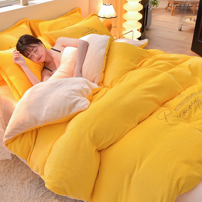 91家纺网 家纺一手货源 找家纺 简爱家纺2025新款保暖MISS款法莱绒刺绣四件套魔力黄奶白