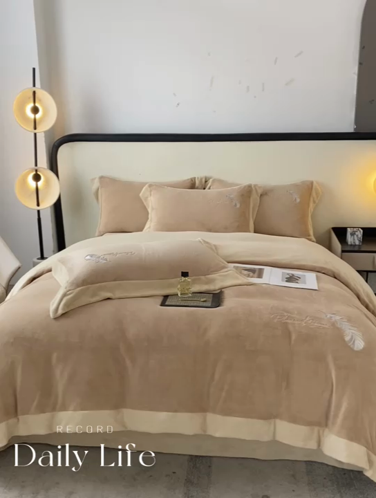 91家纺网 家纺一手货源 找家纺 露梦家纺 2025新款加厚保暖牛奶绒刺绣款四件套-轻羽（风格二） 轻羽-奶咖色