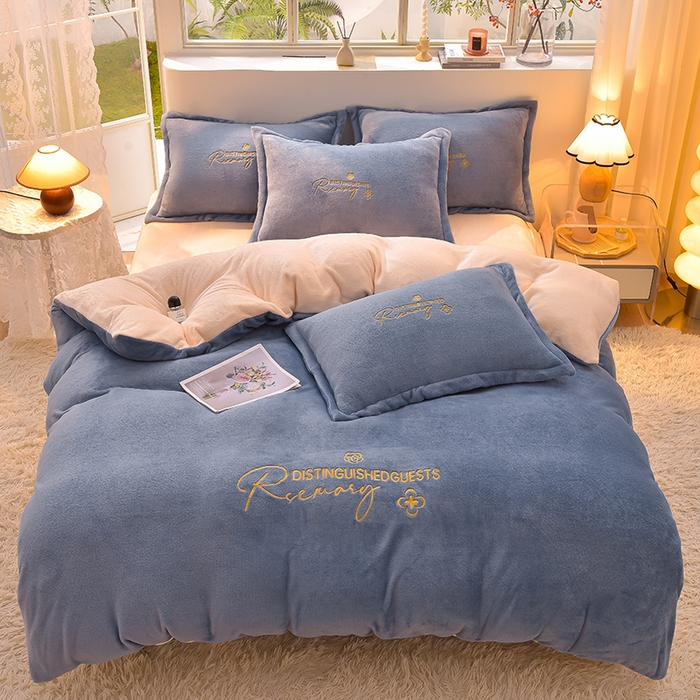 91家纺网 家纺一手货源 找家纺 简爱家纺2025新款保暖MISS款法莱绒刺绣四件套伯爵蓝奶白