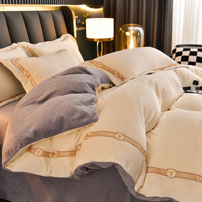 91家纺网 家纺一手货源 找家纺 云家 （包含买家秀）2023新款高克重牛奶绒纯色双拼刺绣四件套珊瑚绒 凯迪系列 凯迪-奶昔白+高级灰