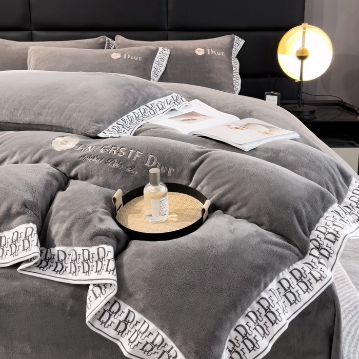 91家纺网 家纺一手货源 找家纺 露梦家纺 2025新款高克重牛奶绒刺绣四件套-简素（风格二） 简素-高级灰