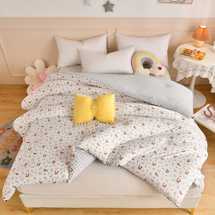 91家纺网 家纺一手货源 找家纺 牛魔王家居 2023新款A类针织棉豆豆被子抗菌纤维被芯冬被 狸狸原上草