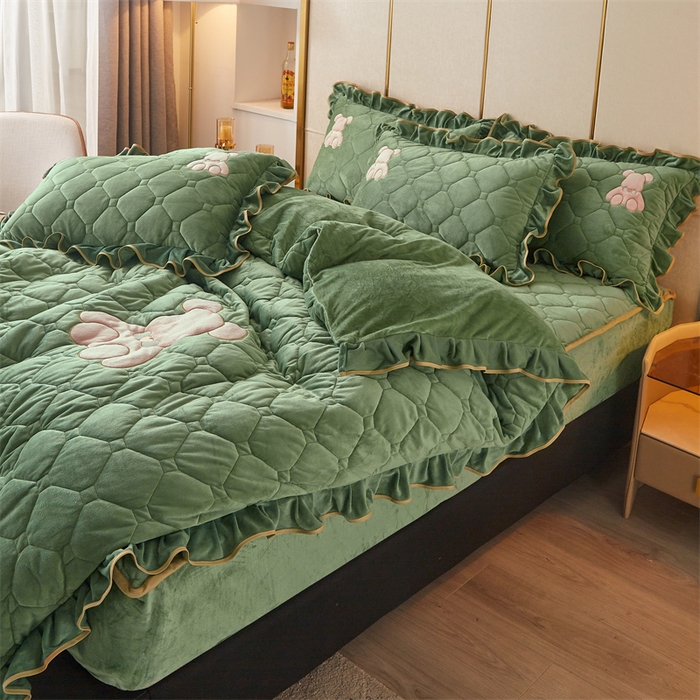 91家纺网 家纺一手货源 找家纺 屹成 2024新款水晶绒夹棉床笠款四件套贴布绣款-小熊款 橄榄緑