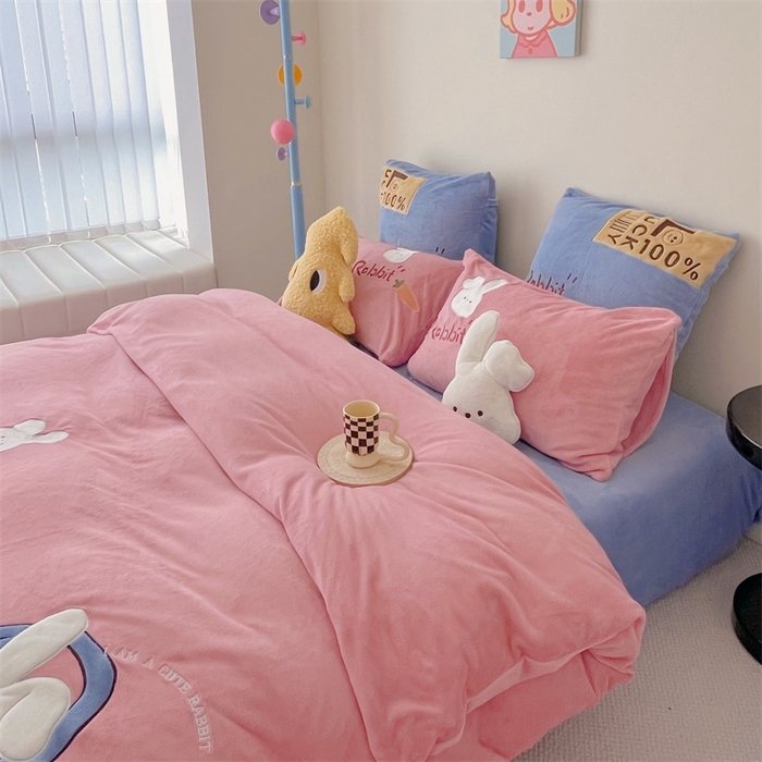 91家纺网 家纺一手货源 找家纺 星野 2023秋冬高克重牛奶绒贴布绣多巴胺系列四件套 萌兜兜