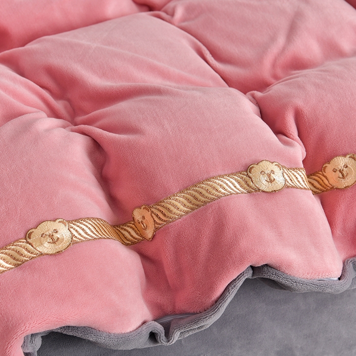 91家纺网 家纺一手货源 找家纺 云家 （包含买家秀）2023新款高克重牛奶绒纯色双拼刺绣四件套珊瑚绒 凯迪系列 凯迪-蜜粉+高级灰