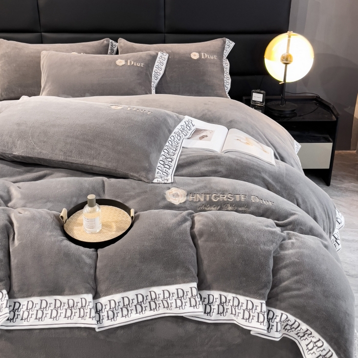 91家纺网 家纺一手货源 找家纺 露梦家纺 2025新款高克重牛奶绒刺绣四件套-简素（风格二） 简素-高级灰