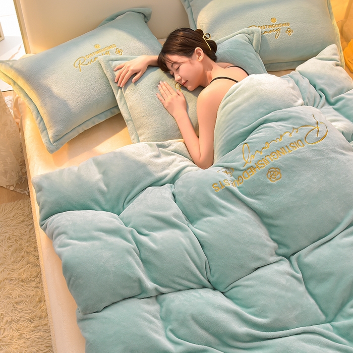 91家纺网 家纺一手货源 找家纺 简爱家纺2025新款保暖MISS款法莱绒刺绣四件套松石蓝奶白