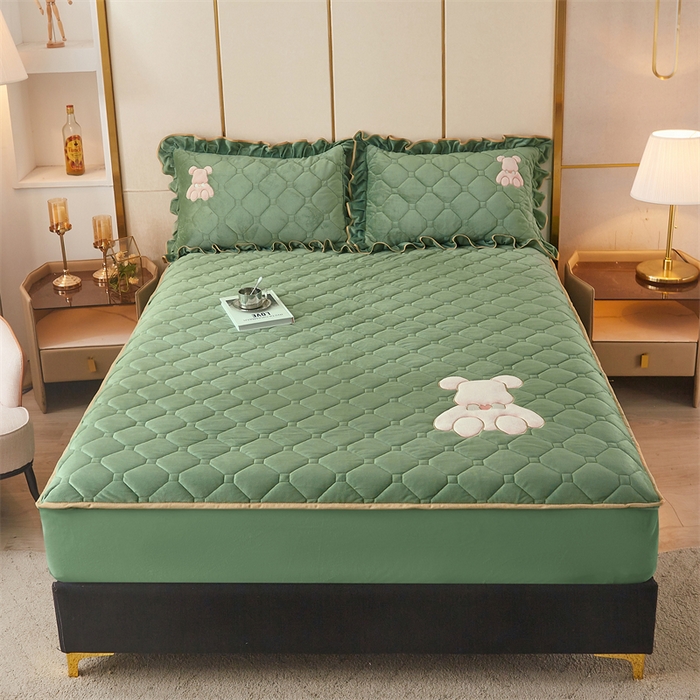 91家纺网 家纺一手货源 找家纺 屹成 2024新款水晶绒夹棉床笠款四件套贴布绣款-小熊款 橄榄緑