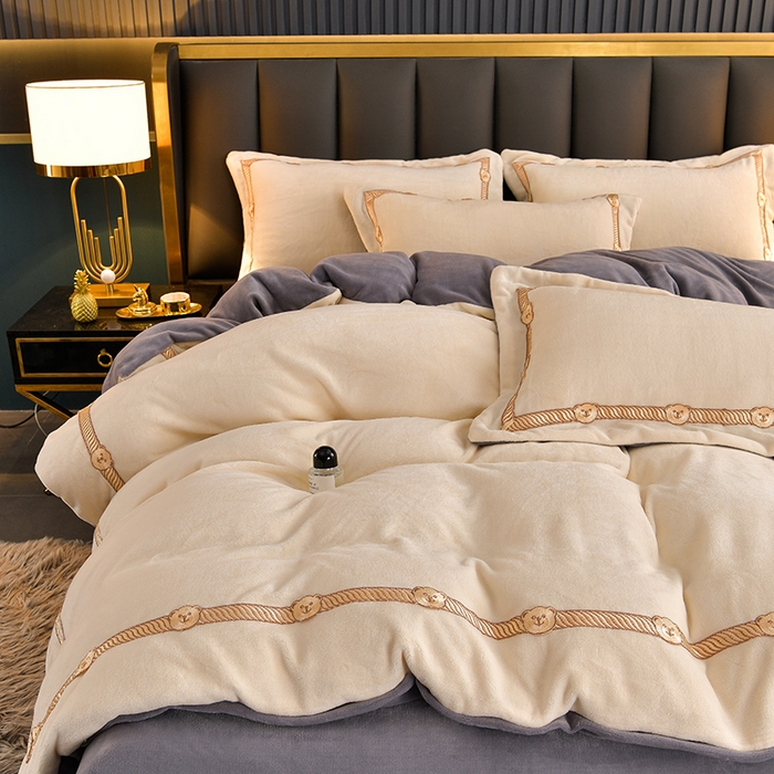 91家纺网 家纺一手货源 找家纺 云家 （包含买家秀）2023新款高克重牛奶绒纯色双拼刺绣四件套珊瑚绒 凯迪系列 凯迪-奶昔白+高级灰