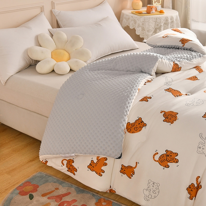 91家纺网 家纺一手货源 找家纺 牛魔王家居 2023新款A类针织棉豆豆被子抗菌纤维被芯冬被 猫咪虎