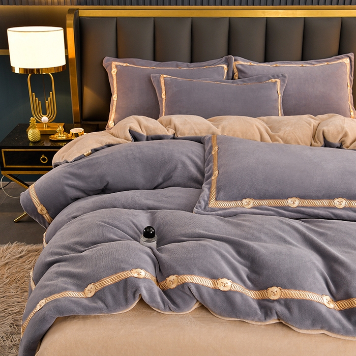 91家纺网 家纺一手货源 找家纺 云家 （包含买家秀）2023新款高克重牛奶绒纯色双拼刺绣四件套珊瑚绒 凯迪系列 凯迪-高级灰+米驼