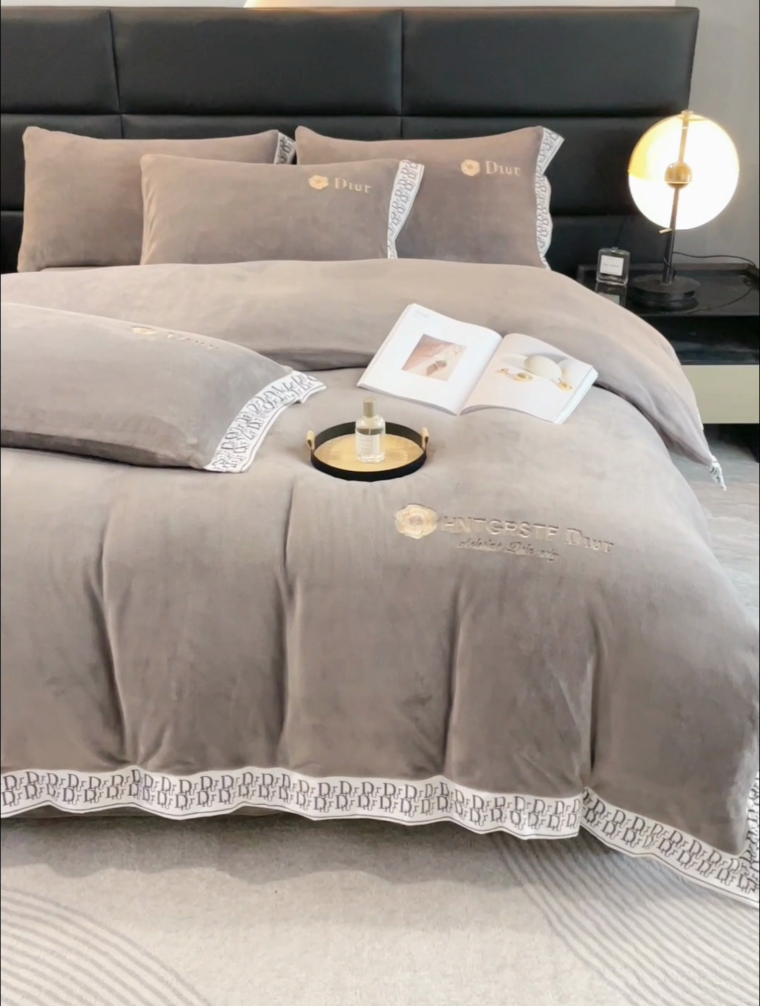 91家纺网 家纺一手货源 找家纺 露梦家纺 2025新款高克重牛奶绒刺绣四件套-简素（风格二） 简素-高级灰