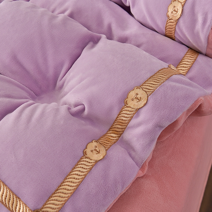 91家纺网 家纺一手货源 找家纺 （包含买家秀）2023新款高克重牛奶绒纯色双拼刺绣四件套珊瑚绒 凯迪系列 凯迪-香芋紫+蜜粉