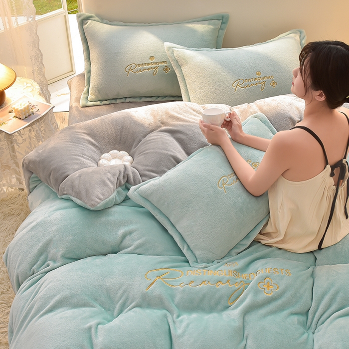 91家纺网 家纺一手货源 找家纺 简爱家纺2025新款保暖MISS款法莱绒刺绣四件套松石蓝灰