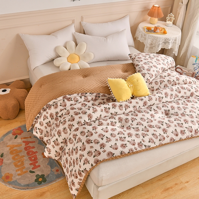 91家纺网 家纺一手货源 找家纺 牛魔王家居 2023新款A类针织棉豆豆被子抗菌纤维被芯冬被 复古玫瑰