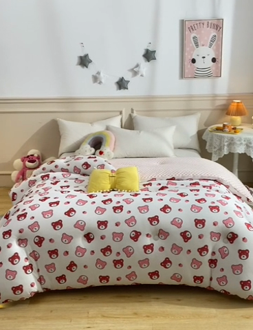 91家纺网 家纺一手货源 找家纺 牛魔王家居 2023新款A类针织棉豆豆被子抗菌纤维被芯冬被 草莓小熊