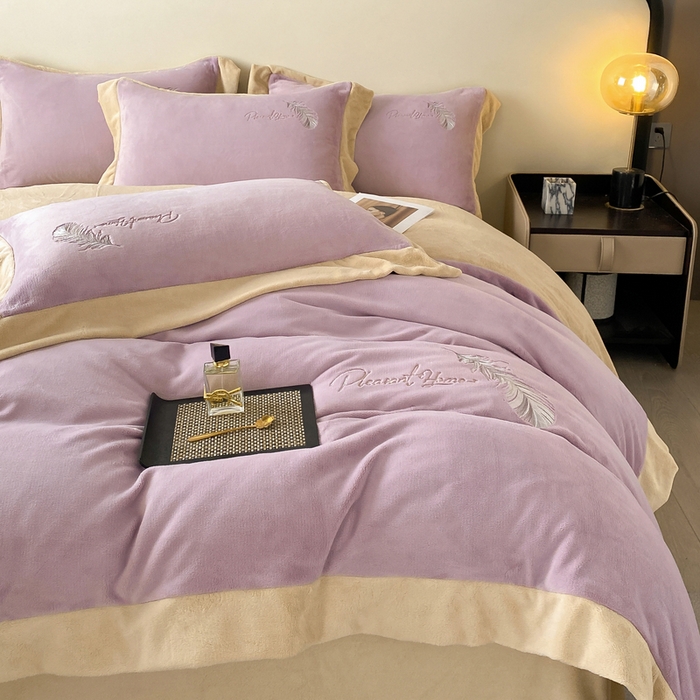 91家纺网 家纺一手货源 找家纺 露梦家纺 2025新款加厚保暖牛奶绒刺绣款四件套-轻羽（风格二） 轻羽-风信紫