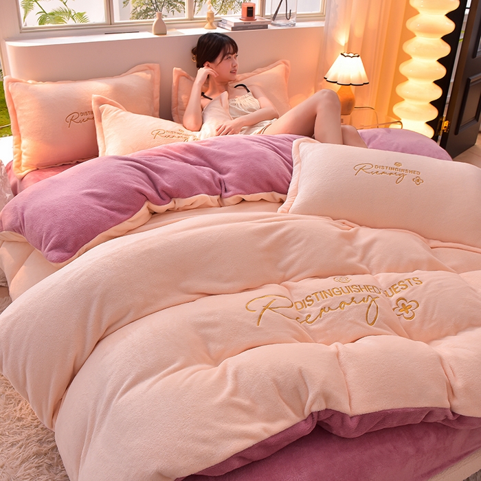 91家纺网 家纺一手货源 找家纺 简爱家纺2025新款保暖MISS款法莱绒刺绣四件套奶油黄魅紫