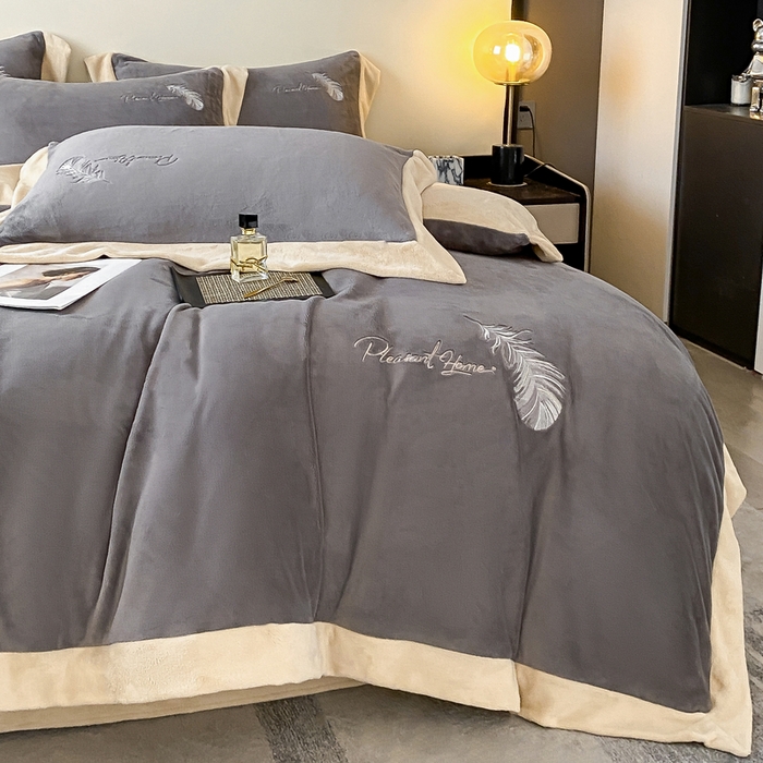 91家纺网 家纺一手货源 找家纺 露梦家纺 2025新款加厚保暖牛奶绒刺绣款四件套-轻羽（风格二） 轻羽-高极灰