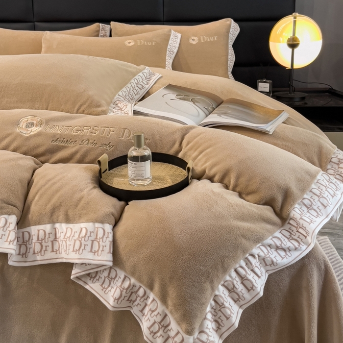 91家纺网 家纺一手货源 找家纺 露梦家纺 2025新款高克重牛奶绒刺绣四件套-简素（风格二） 简素-奶咖色