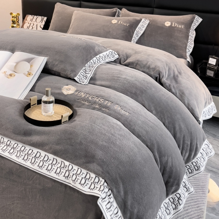 91家纺网 家纺一手货源 找家纺 露梦家纺 2025新款高克重牛奶绒刺绣四件套-简素（风格二） 简素-高级灰