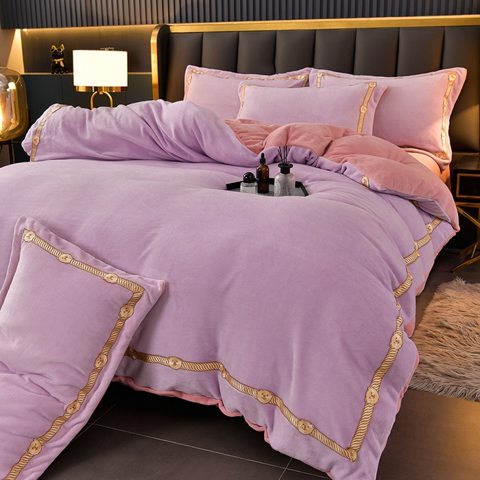 91家纺网 家纺一手货源 找家纺 （包含买家秀）2023新款高克重牛奶绒纯色双拼刺绣四件套珊瑚绒 凯迪系列 凯迪-香芋紫+蜜粉