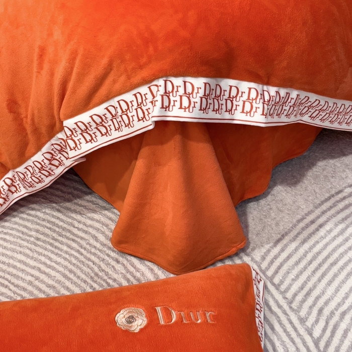 91家纺网 家纺一手货源 找家纺 露梦家纺 2025新款高克重牛奶绒刺绣四件套-简素（风格二） 简素-艾玛橙