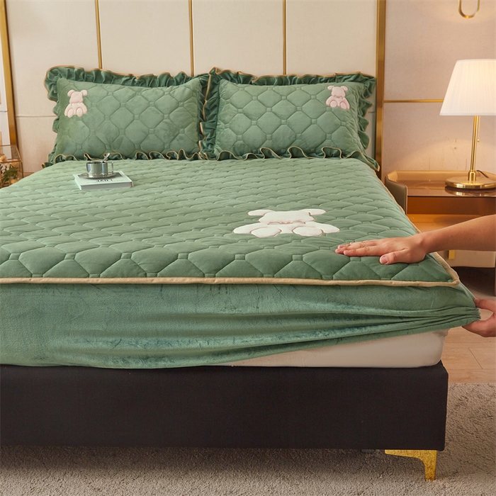 91家纺网 家纺一手货源 找家纺 屹成 2024新款水晶绒夹棉床笠款四件套贴布绣款-小熊款 橄榄緑