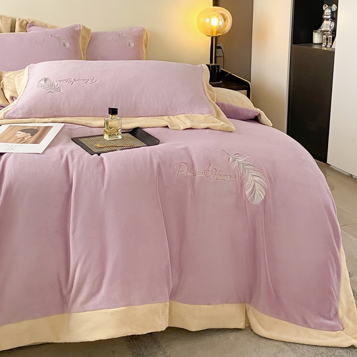 91家纺网 家纺一手货源 找家纺 露梦家纺 2025新款加厚保暖牛奶绒刺绣款四件套-轻羽（风格二） 轻羽-风信紫