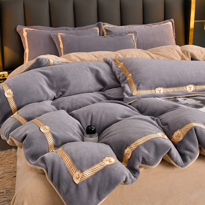 91家纺网 家纺一手货源 找家纺 云家 （包含买家秀）2023新款高克重牛奶绒纯色双拼刺绣四件套珊瑚绒 凯迪系列 凯迪-高级灰+米驼