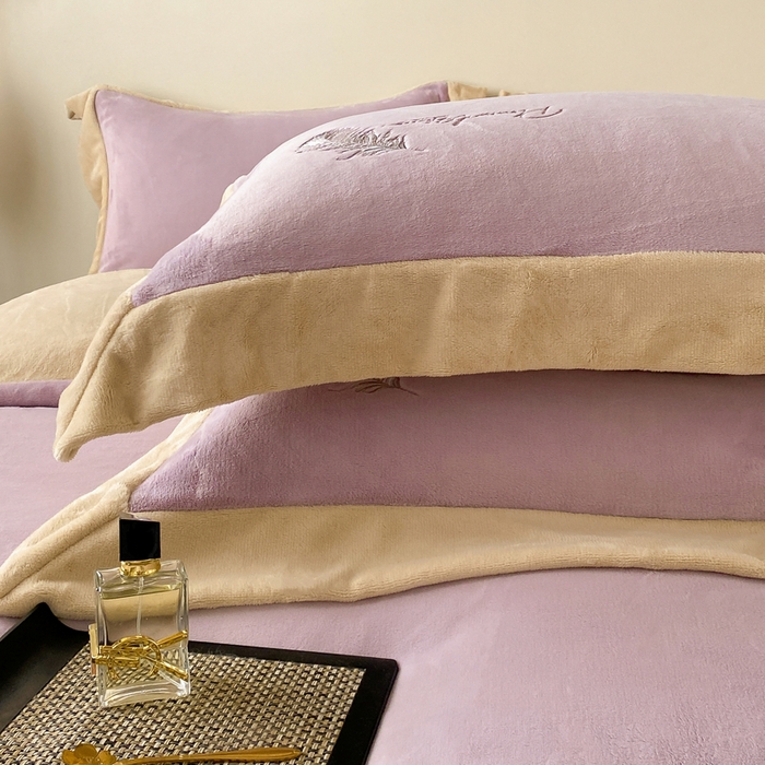 91家纺网 家纺一手货源 找家纺 露梦家纺 2025新款加厚保暖牛奶绒刺绣款四件套-轻羽（风格二） 轻羽-风信紫