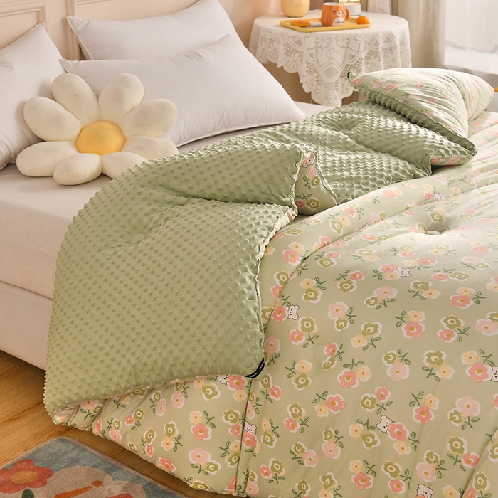 91家纺网 家纺一手货源 找家纺 牛魔王家居 2023新款A类针织棉豆豆被子抗菌纤维被芯冬被 花花世界