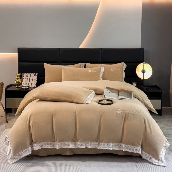 91家纺网 家纺一手货源 找家纺 露梦家纺 2025新款高克重牛奶绒刺绣四件套-简素（风格二） 简素-奶咖色