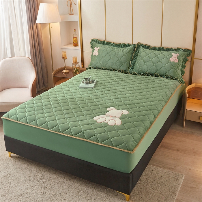 91家纺网 家纺一手货源 找家纺 屹成 2024新款水晶绒夹棉床笠款四件套贴布绣款-小熊款 橄榄緑