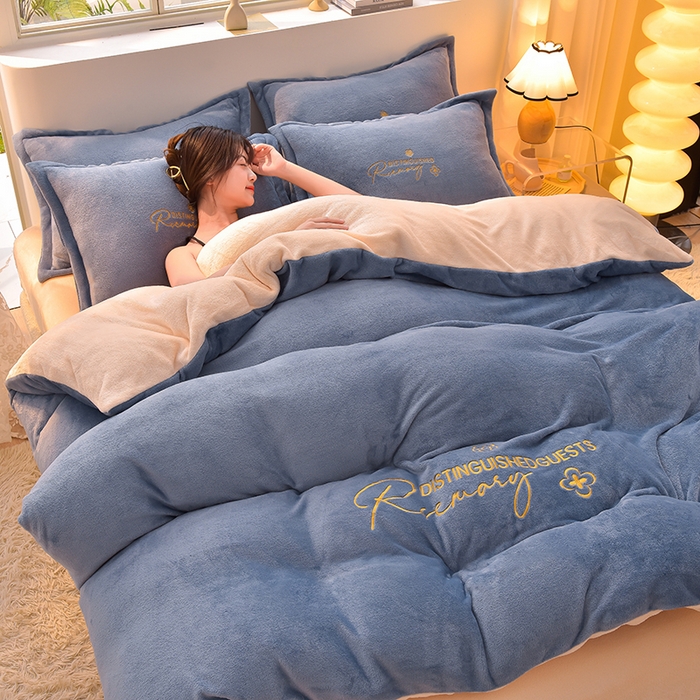 91家纺网 家纺一手货源 找家纺 简爱家纺2025新款保暖MISS款法莱绒刺绣四件套伯爵蓝奶白