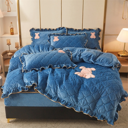 91家纺网 家纺一手货源 找家纺 （总）屹成 2024新款水晶绒夹棉床笠款四件套贴布绣款-小熊款